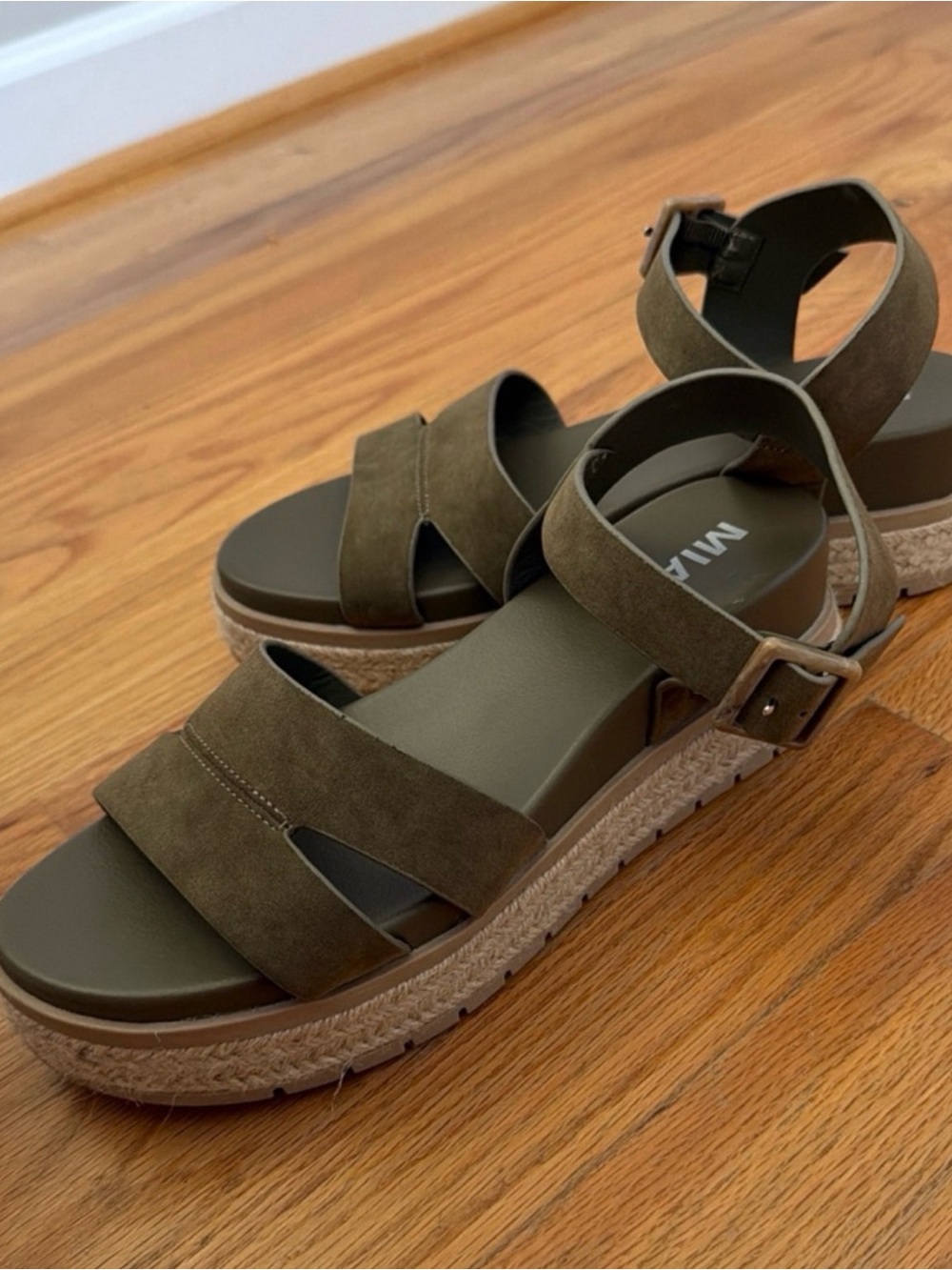 MIA Evana Olive Green Suede Platform Sandals with Buckle Strap. Sz 8.5